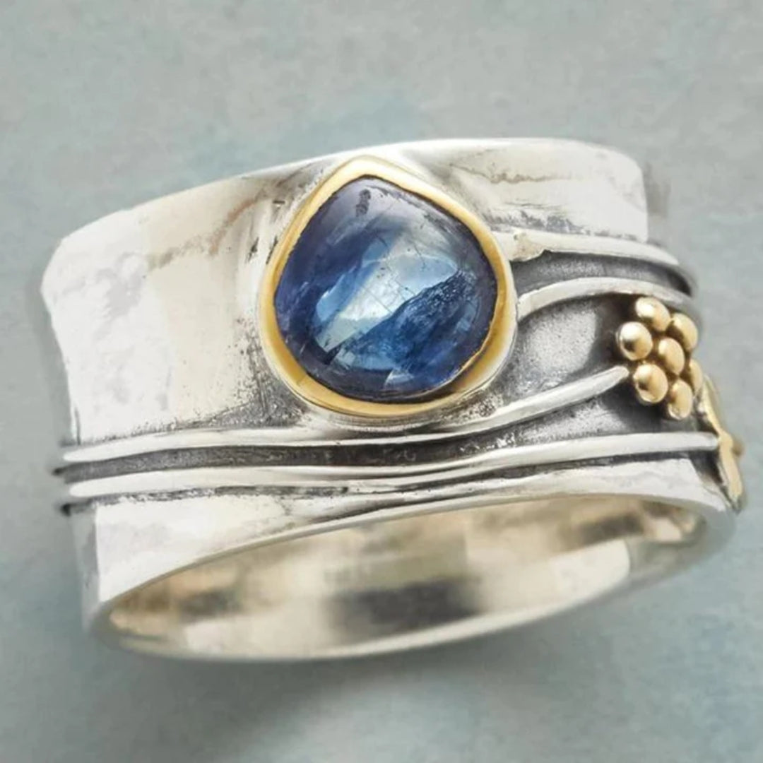 Ring Nachtblau mit klassischem Glanz