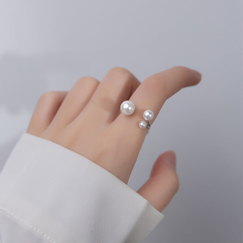 Eleganter Ring mit drei Perlen