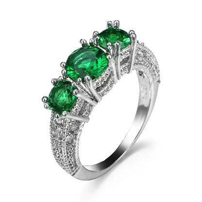 Zeitloser Ring mit funkelnden Smaragden