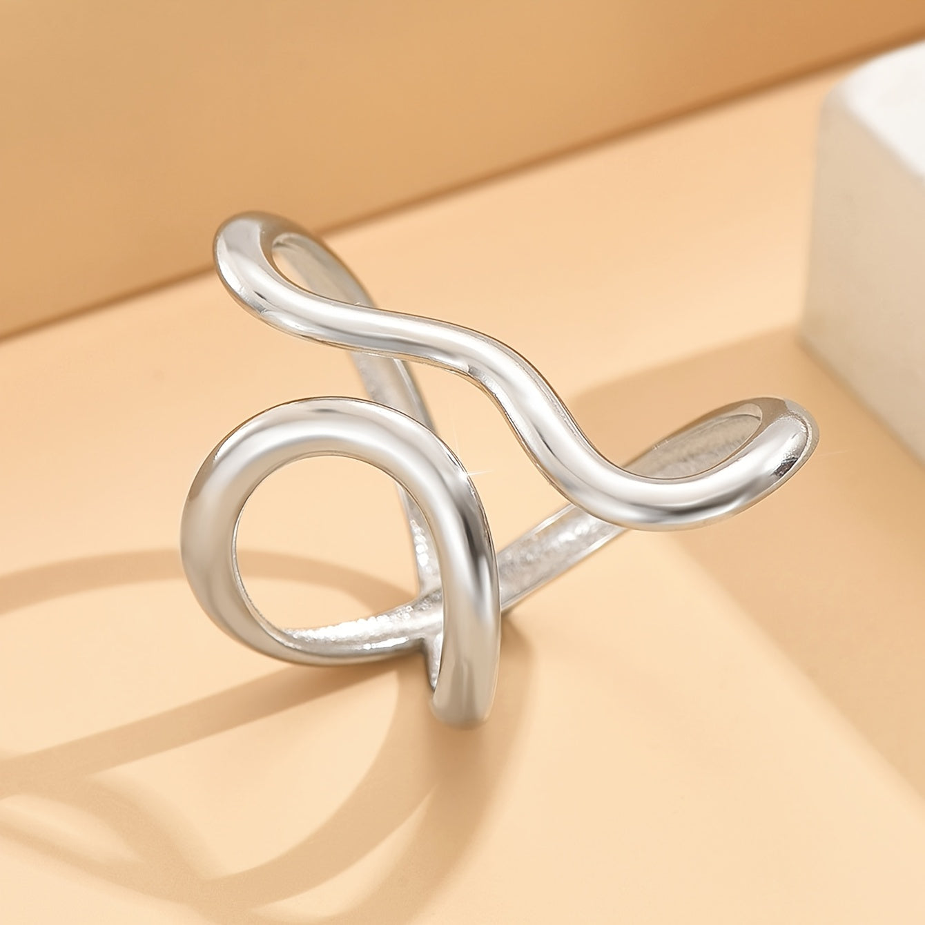Chic Ring mit asymmetrischer Welle