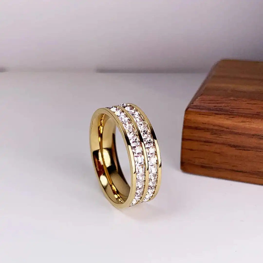 Eleganter Ring mit doppelter Zirkon-Einlage