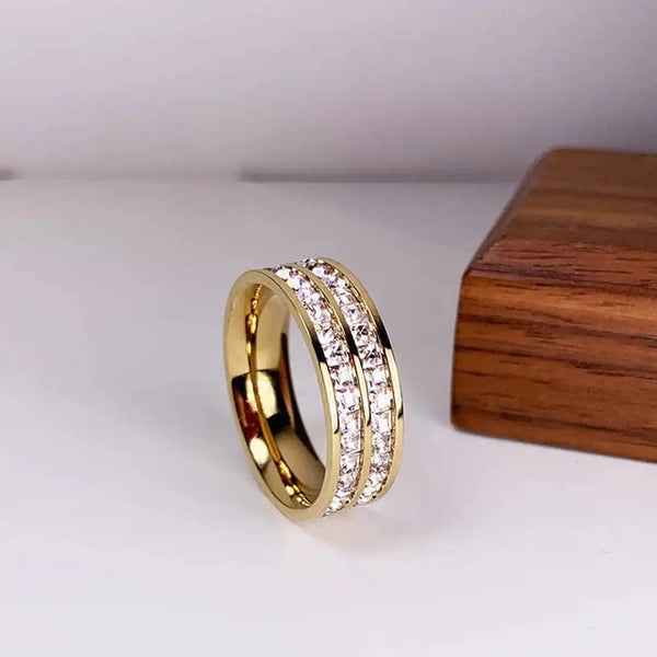 Eleganter Ring mit doppelter Zirkon-Einlage
