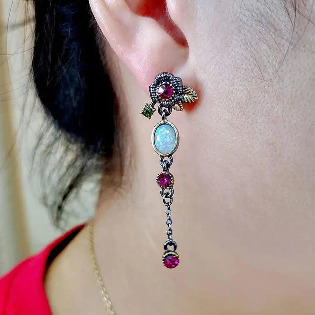 Boho-Ohrringe mit Opal und rotem Zirkonia