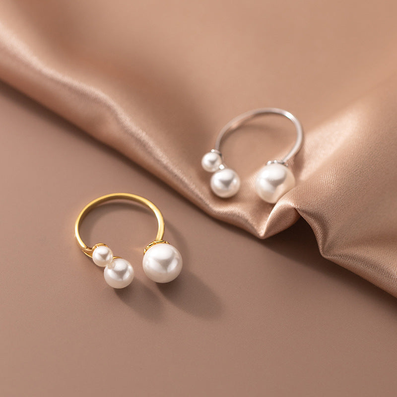 Eleganter Ring mit drei Perlen