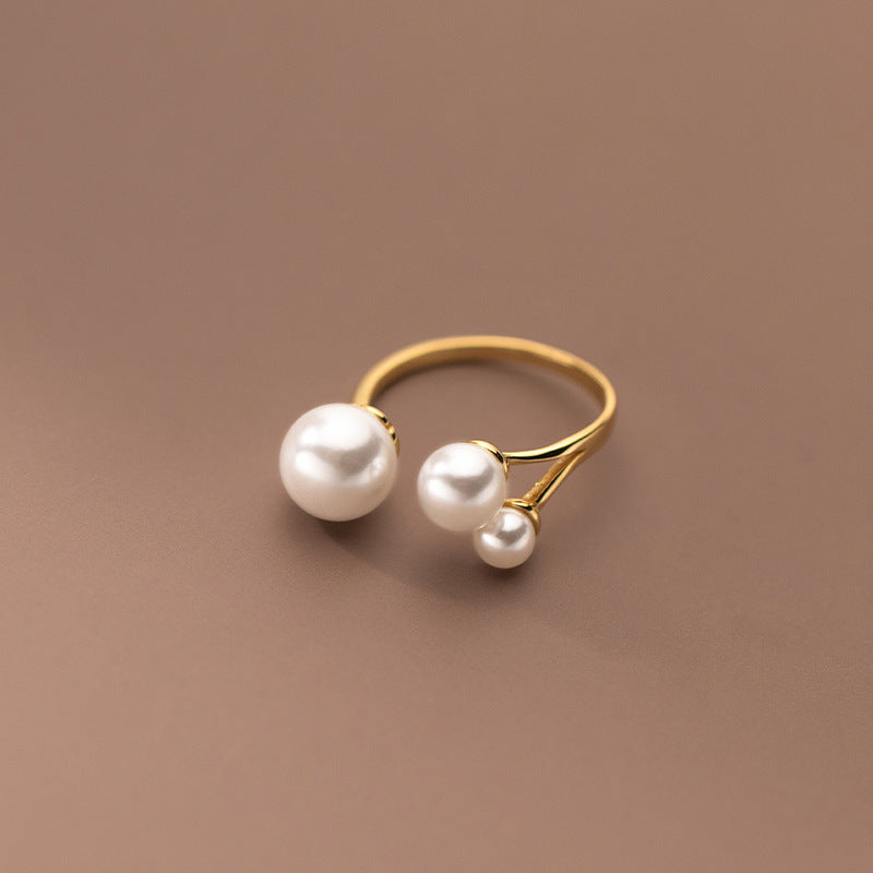 Eleganter Ring mit drei Perlen