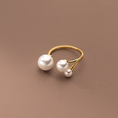 Eleganter Ring mit drei Perlen
