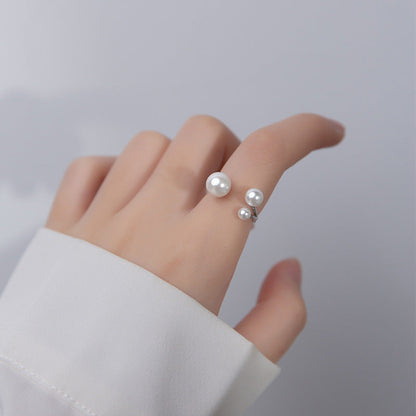 Eleganter Ring mit drei Perlen