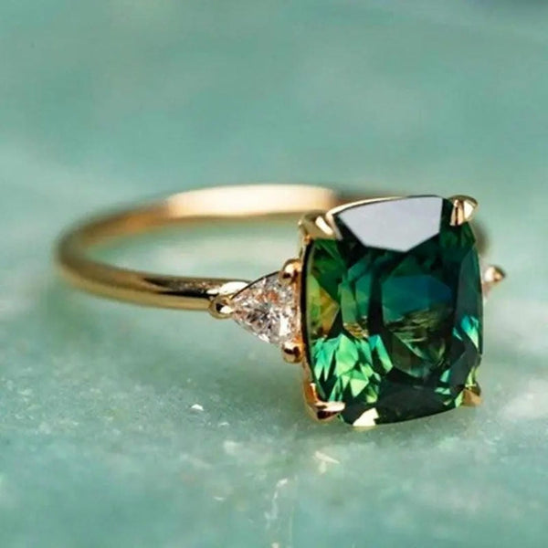 Eleganter eckiger Smaragd-Ring