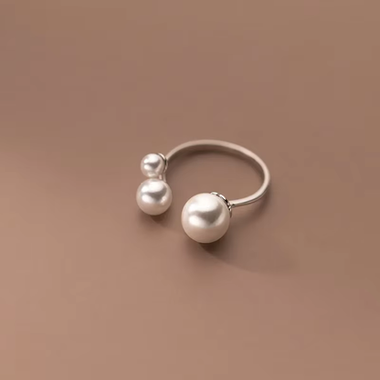 Eleganter Ring mit drei Perlen