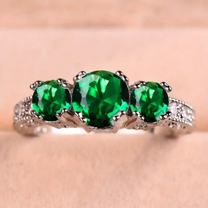 Zeitloser Ring mit funkelnden Smaragden
