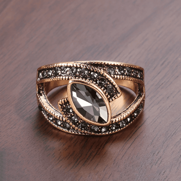 Eleganter schwarzer Kristall-Ring