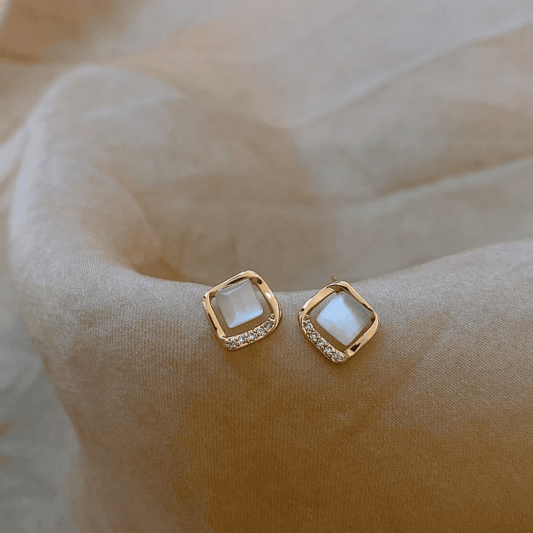 Elegante Ohrringe mit goldenem Mondkristall