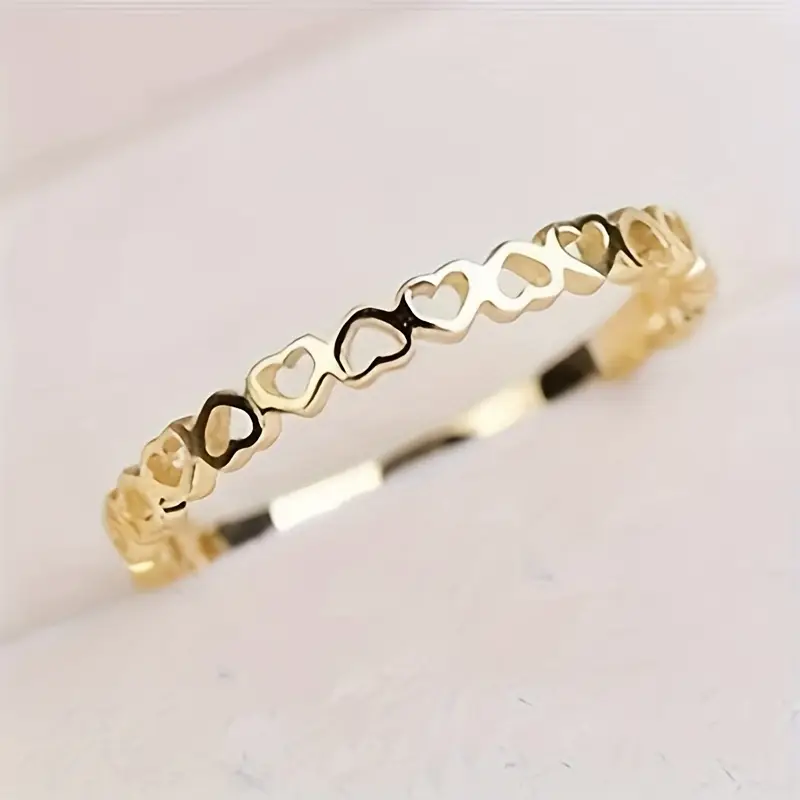 Goldring mit Herzen