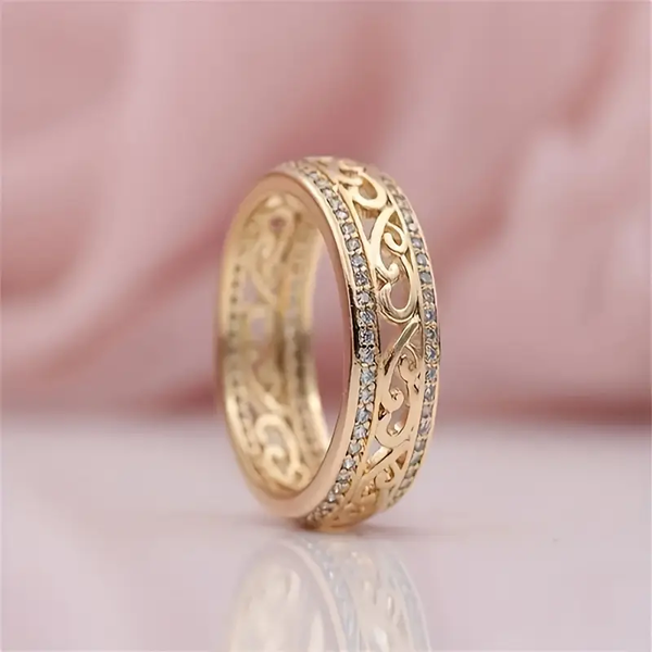 Filigraner Goldring mit Kristallen